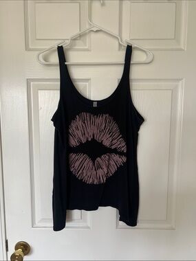 2kuhl Black Tank with Mauve Lip Graphic